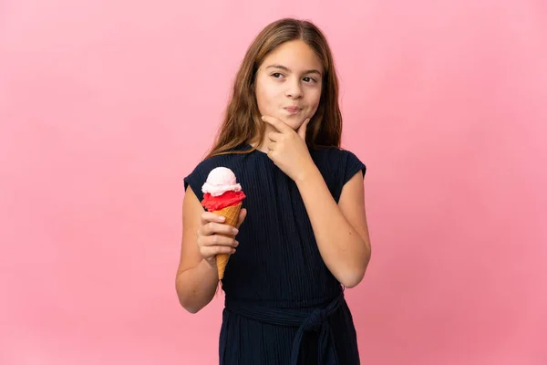 Barn Med Cornet Glass Över Isolerad Rosa Bakgrund Med Tvivel — Stockfoto