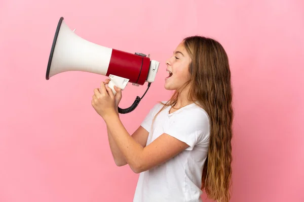 Bambino Sfondo Rosa Isolato Urlando Attraverso Megafono Annunciare Qualcosa Posizione — Foto Stock