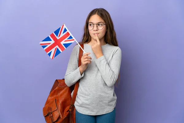 Dítě Držící Vlajku Spojeného Království Nad Izolovaným Pozadím Které Pochybnosti — Stock fotografie