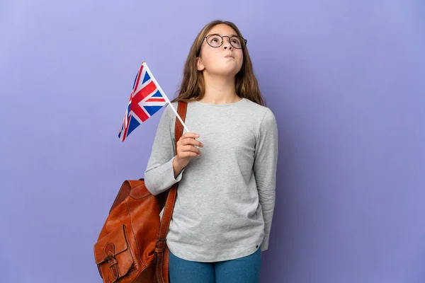 Dítě Držící Vlajku Spojeného Království Nad Izolovaným Pozadím Hledající — Stock fotografie