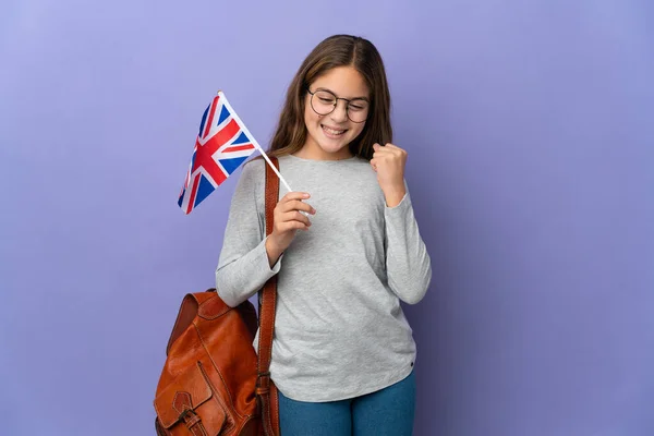 Dítě Držící Vlajku Spojeného Království Nad Izolovaným Pozadím Oslavující Vítězství — Stock fotografie