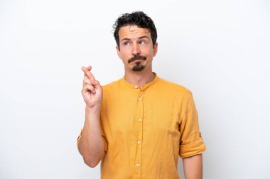 Bıyıklı genç adam beyaz arka planda izole edilmiş, şans diliyor ve en iyisini diliyor.