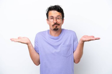 Bıyıklı genç adam beyaz arka planda izole edilmiş.