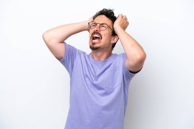 Bıyıklı genç adam beyaz arka planda izole edildi.