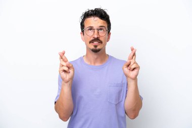 Bıyıklı genç adam beyaz arka planda izole edilmiş, şans diliyor ve en iyisini diliyor.