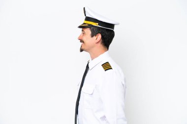 Kafkasyalı uçak pilotu beyaz arka planda yan pozisyonda izole edildi