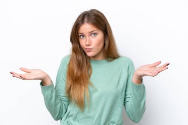 Beyaz arka planda izole edilmiş genç beyaz kadın ellerini kaldırırken şüpheleri var.