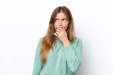 Beyaz arka planda izole edilmiş genç beyaz bir kadın. Şüpheleri var ve kafası karışmış bir yüz ifadesi var.