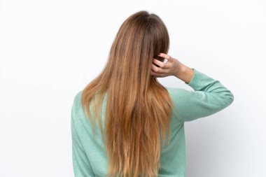 Beyaz arka planda izole edilmiş beyaz tenli genç bir kadın.