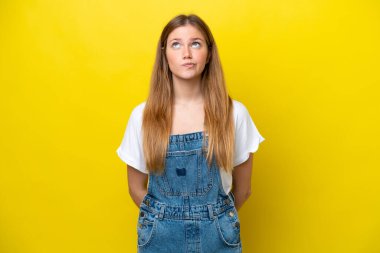 Sarı arka planda izole edilmiş beyaz bir kadın var.