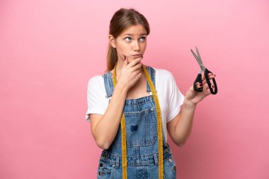 Pembe arka planda izole edilmiş beyaz kadın şüpheleri var.