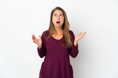 Beyaz arka planda izole edilmiş orta yaşlı Brezilyalı kadın bunalımda