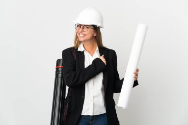 Miğferli orta yaşlı bir mimar kadın ve izole bir arka plan üzerinde planları var. Zaferi kutluyorlar.