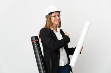 Miğferli orta yaşlı bir mimar kadın ve izole bir arka plan üzerinde planları var.