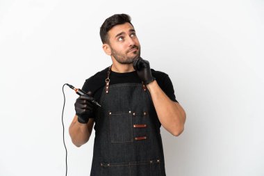 Dövme sanatçısı beyaz arka planda izole edilmiş ve yukarı bakıyor