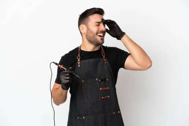 Dövmeci adam beyaz arka planda izole edilmiş, çok gülümsüyor.