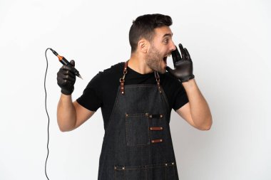 Dövme sanatçısı beyaz arka planda izole edilmiş, ağzı sonuna kadar açık bağırıyor.