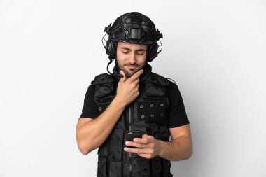 Beyaz arka planda izole genç Kafkas SWAT düşünme ve bir mesaj gönderme