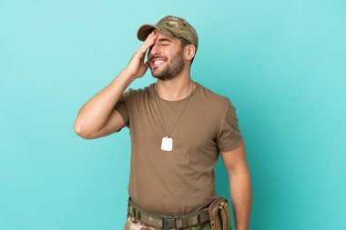 Mavi arka planda izole edilmiş künyeli ordu bir şey fark etti ve çözüme niyetlendi.