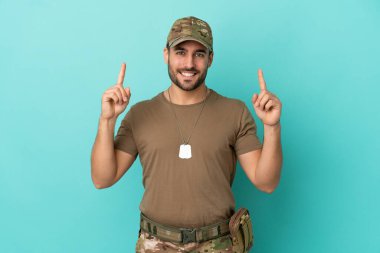 Mavi arka planda izole edilmiş künyeli ordu harika bir fikre işaret ediyor.