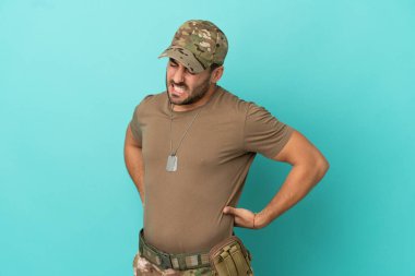 Mavi arka planda izole edilmiş künyeli ordu gayret gösterdiği için sırt ağrısı çekiyor.