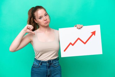 Yeşil arka planda izole edilmiş genç beyaz bir kadın elinde büyüyen bir istatistik okuyla gurur verici bir işaret taşıyor.