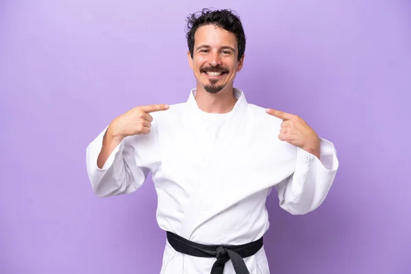 Joven Hombre Caucásico Haciendo Karate Aislado Sobre Fondo Púrpura Dando — Foto de Stock