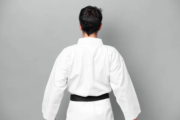 Ung Kaukasisk Man Isolerad Grå Bakgrund Gör Karate Baksätet — Stockfoto
