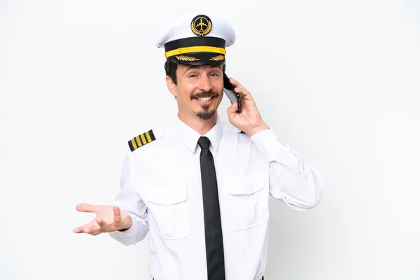 Samolot Biały Pilot Odizolowany Białym Tle Rozmawiający Kimś Przez Telefon — Zdjęcie stockowe