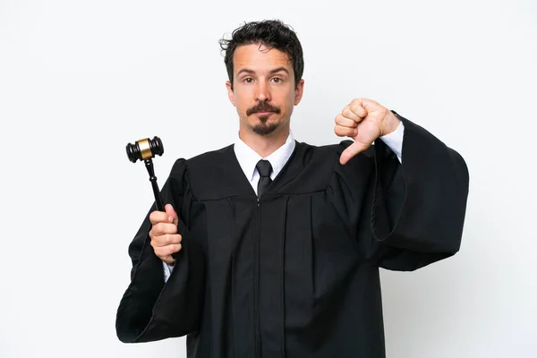 판사는 배경에 고립되어 시안적 남자가 부정적 표현으로 엄지손가락을 아래로 내리고 — 스톡 사진