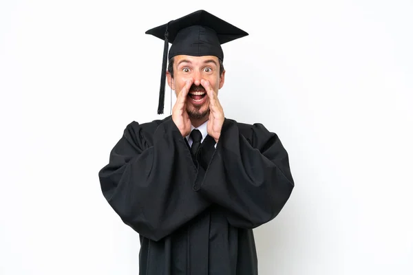 Jovem Universitário Graduado Homem Isolado Fundo Branco Gritando Anunciando Algo — Fotografia de Stock