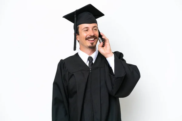 Fiatal Egyetemi Diplomás Férfi Elszigetelt Fehér Háttér Miközben Egy Beszélgetést — Stock Fotó