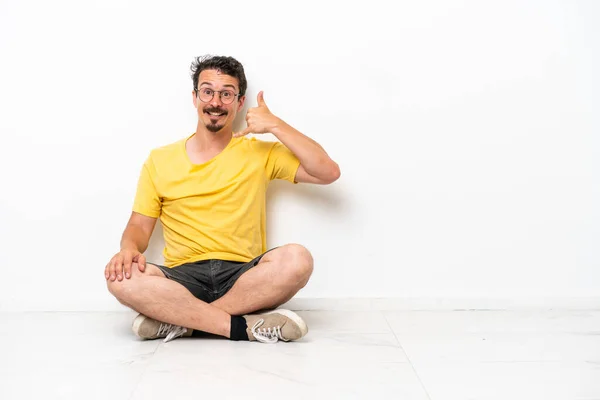 Νεαρός Καυκάσιος Κάθεται Στο Πάτωμα Απομονωμένος Λευκό Φόντο Κάνοντας Τηλεφωνική — Φωτογραφία Αρχείου