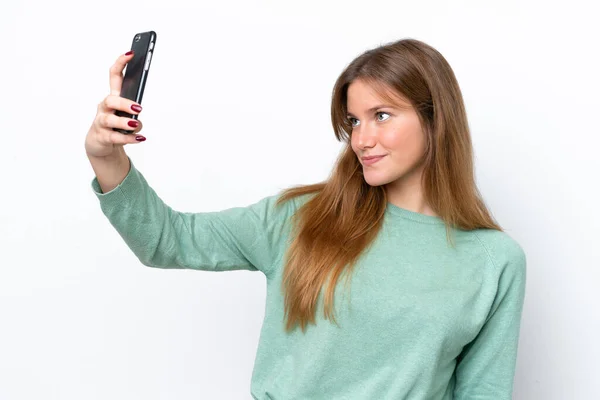 Ung Kaukasiska Kvinna Isolerad Vit Bakgrund Gör Selfie — Stockfoto