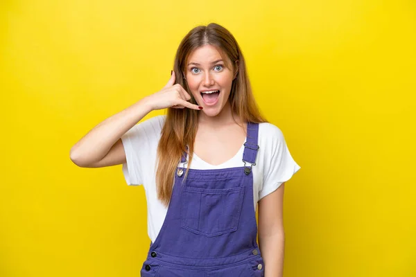 Νεαρή Καυκάσια Γυναίκα Απομονωμένη Κίτρινο Φόντο Κάνοντας Τηλεφωνική Χειρονομία Πάρε — Φωτογραφία Αρχείου