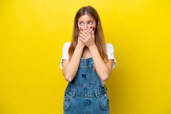 Mulher Caucasiana Jovem Isolado Fundo Amarelo Cobrindo Boca Olhando Para — Fotografia de Stock