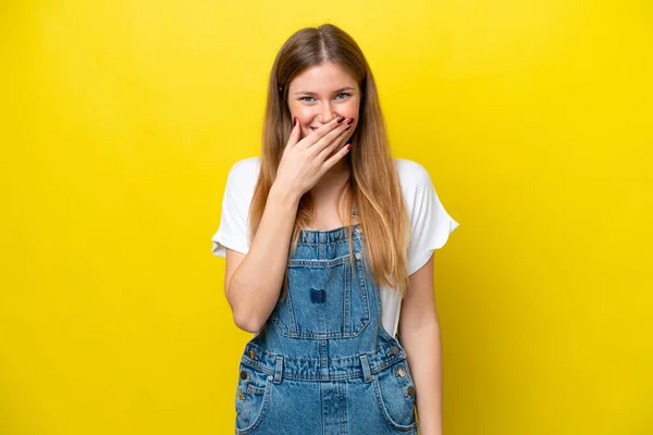 Mujer Joven Caucásica Aislada Sobre Fondo Amarillo Feliz Sonriente Cubriendo —  Fotos de Stock
