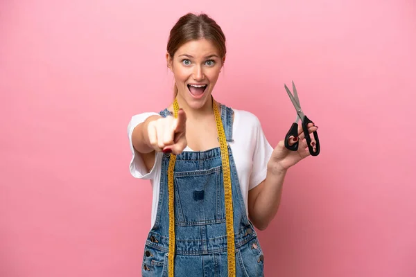 Young Caucasian Seamstress Woman Isolated Pink Background Surprised Pointing Front — Stock Photo, Image