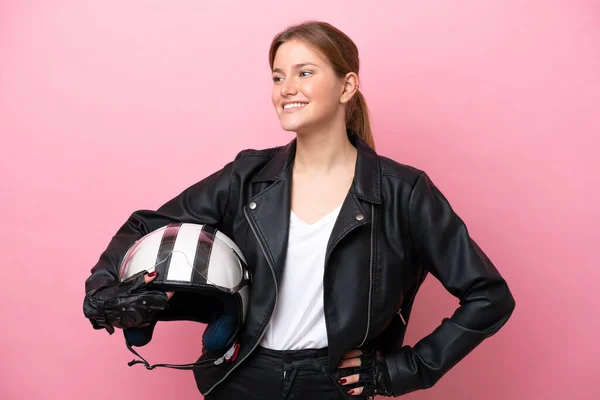 Молода Біла Жінка Мотоциклетним Шоломом Ізольована Рожевому Тлі Позує Руками — стокове фото