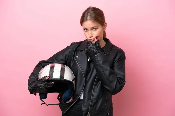 Молода Біла Жінка Мотоциклетним Шоломом Ізольована Рожевому Фоні Мислення — стокове фото