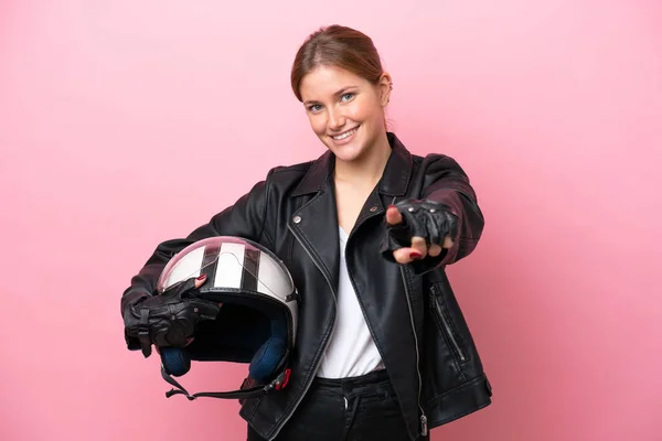 Молода Біла Жінка Мотоциклетним Шоломом Ізольована Рожевому Фоні Спрямована Спереду — стокове фото