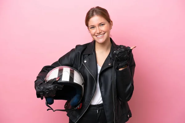 Mujer Joven Caucásica Con Casco Moto Aislado Sobre Fondo Rosa —  Fotos de Stock
