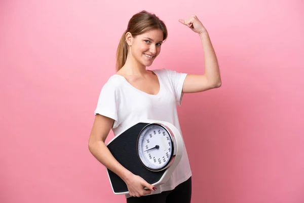 Giovane Donna Caucasica Isolata Sfondo Rosa Che Tiene Una Pesatrice — Foto Stock