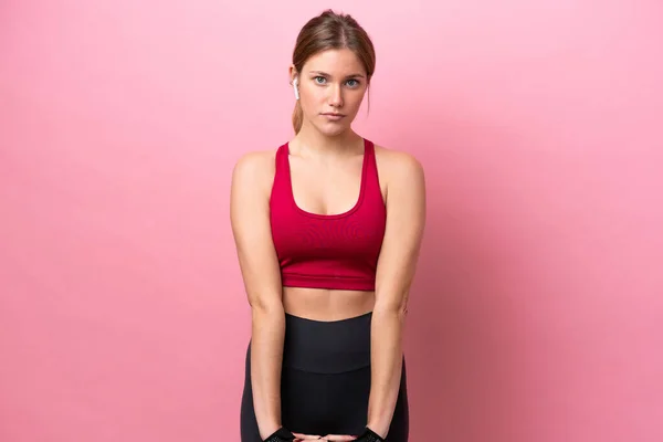 Ung Kaukasiska Kvinna Isolerad Rosa Bakgrund Stretching Arm — Stockfoto