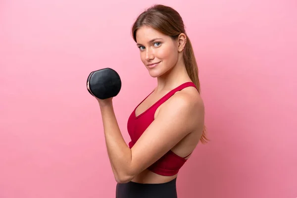 Jonge Kaukasische Vrouw Geïsoleerd Roze Achtergrond Maken Gewichtheffen — Stockfoto