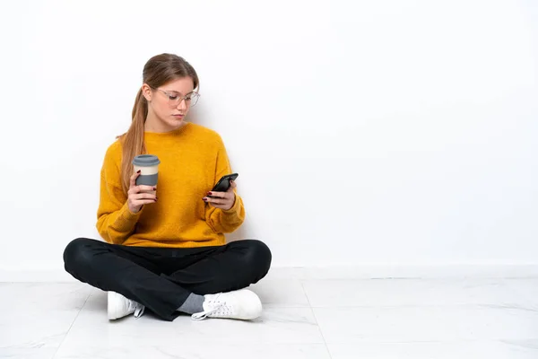 Giovane Donna Caucasica Seduta Sul Pavimento Isolata Sfondo Bianco Con — Foto Stock