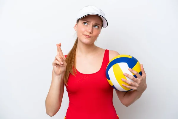 Junge Kaukasische Frau Spielt Auf Weißem Hintergrund Isoliert Volleyball Drückt — Stockfoto