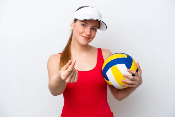 Молодая Белая Женщина Играет Волейбол Белом Фоне Зарабатывая Деньги Жест — стоковое фото