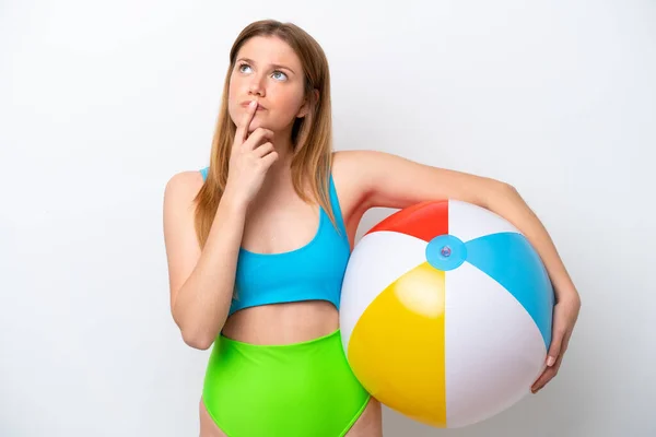 Tatillerde Plaj Topu Tutan Genç Bir Kadın Beyaz Arka Planda — Stok fotoğraf