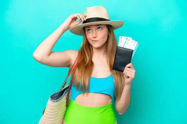 Viajero Mujer Caucásica Con Pasaporte Aislado Sobre Fondo Azul Que — Foto de Stock